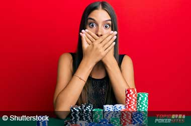 Wanita terkejut setelah Poker Gagal